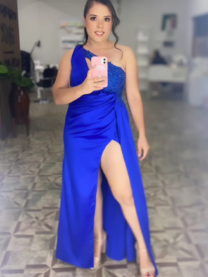 Vestido azul con tajo al cuerpo