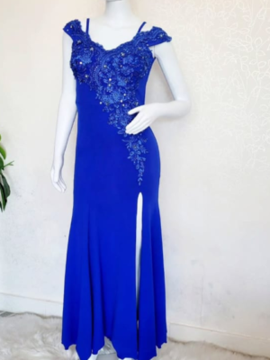 Vestido azul con tiras y tajo