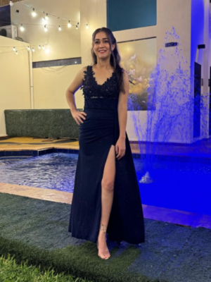 Vestido azul marino con tajo