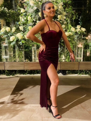 Vestido bordo al cuerpo con tajo