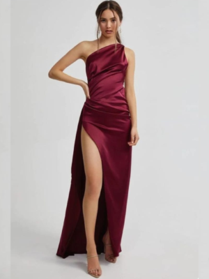 Vestido bordo media manga con tajo