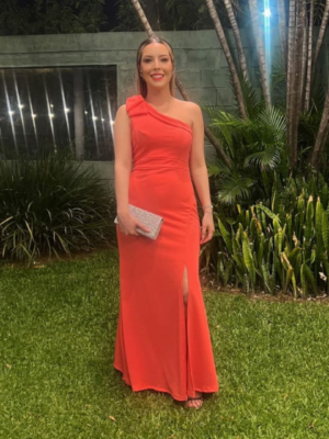 Vestido naranja con tajo media manga