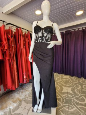 Vestido negro con tiras y tajo