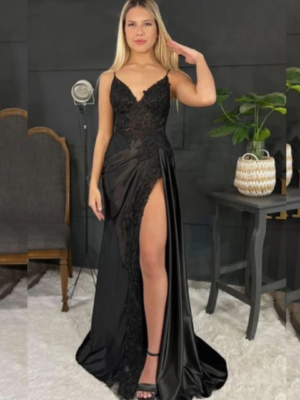 Vestido negro con tiras y tajo