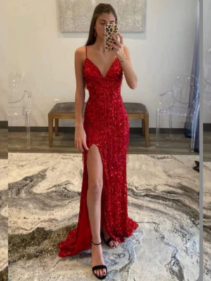 Vestido rojo con tiras y tajo