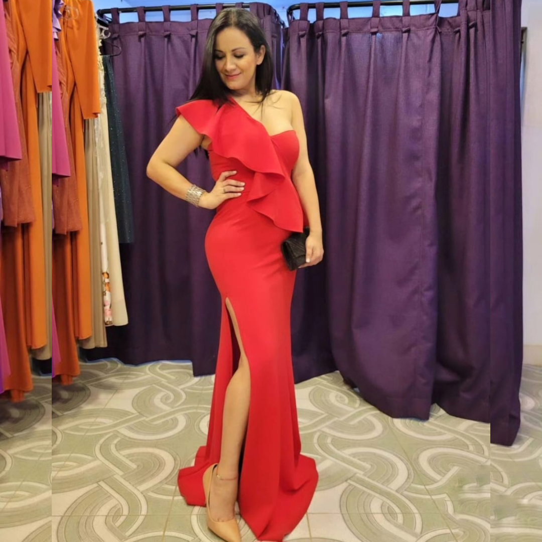 Vestido rojo media manga con tajo