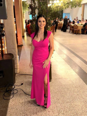 Vestido rosa con tajo