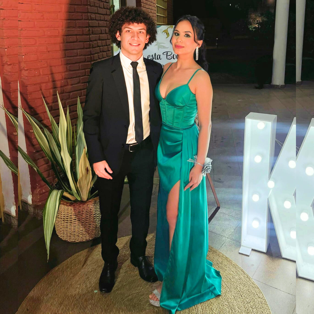 Vestido verde brillante con tiras y tajo