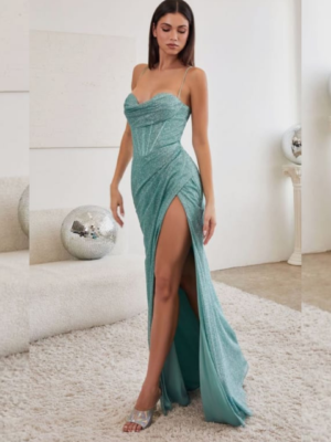 Vestido verde brillante con tiras y tajo