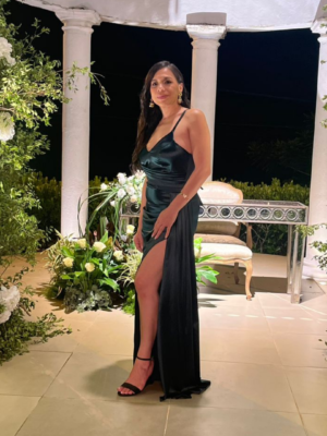 Vestido verde con tiras y tajo