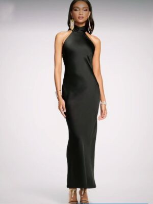 Vestido negro con cuello alto