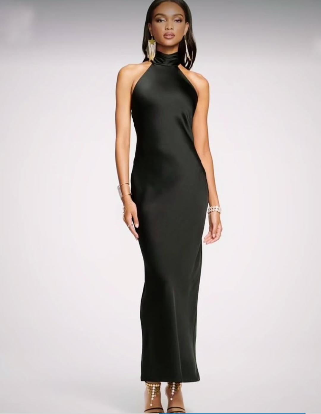 Vestido negro con cuello alto